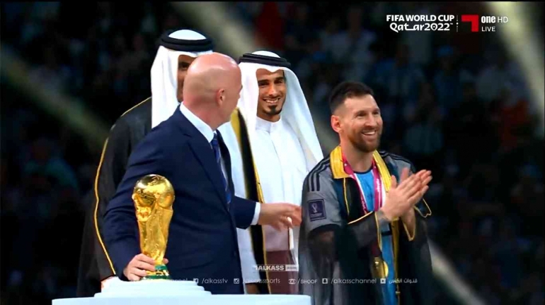 Kapten Timnas Argentina, Lionel Messi akhirnya meraih trofi Piala Dunia pertamanya di Qatar setelah mengalahkan Prancis 3-3(4-2) (Foto:Twitter.com/@qatari).
