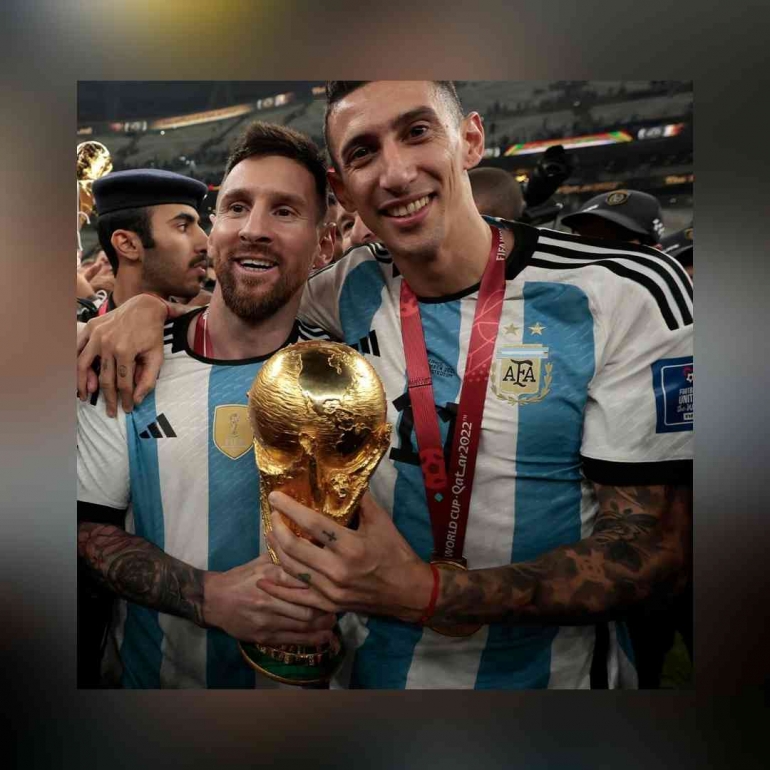Lionel Messi dan Angel Di Maria memegang trofi Piala Dunia/foto: tmsports.com.arg