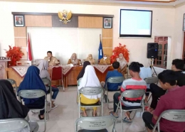 Kepala Desa Randusanga Kulon dan team kesehatan puskesmas Kaligangsa, saat launching Posyandu Remaja Ceria di Balai Desa Randusanga Kulon Brebes. Dokpri