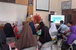 Team Kesehatan dari Puskesmas Kaligangsa, menyampaikan materi pada lounching Posyandu Remaja. Dokpri