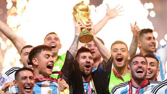 Lionel Messi mengangkat trofi Piala Dunia 2022. (Foto: Getty Images/Marc Atkins)