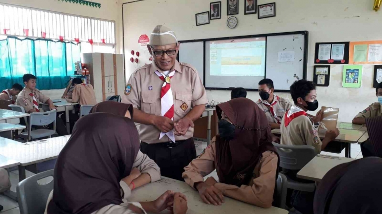 Guru membimbing diskusi kelompok. (Foto: Dokpri)