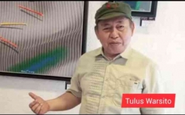 Tulus Warsito dengan latar belakang lukisannya (Sumber Foto: You Tube)