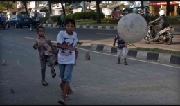 Beberapa anak bermain di jalanan, dikarenakan tidak adanya lahan bermain, Minggu (18/12/2022). Dokpri