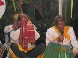 Koordinator Dhukun Pandita se-Kawasan Tengger, Mujono (alm), memimpin ritual Mulunen pada Kasada 2012.| Dokumentasi penulis