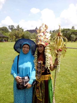Bersama salah satu putri wisata saat di Borobudur. Dokpri