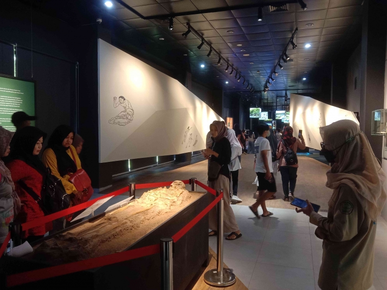 pengunjung sedang melihat koleksi fosil manusia purba (dokumen pribadi)