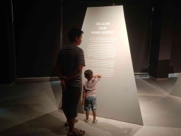 potret ayah dan anak yang mengunjungi museum (dokumen pribadi)