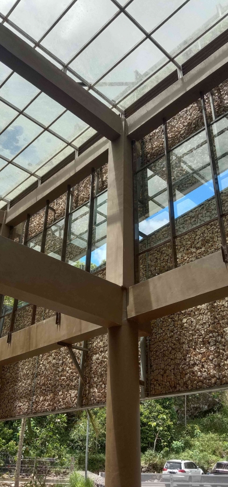 desain bagian depan museum yang berasal dari batu dan kaca (dokumen pribadi)