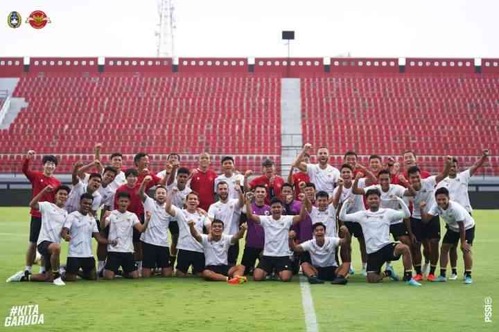 Sesi foto timnas Indonesia setelah menjalani latihan (foto: PSSI) 