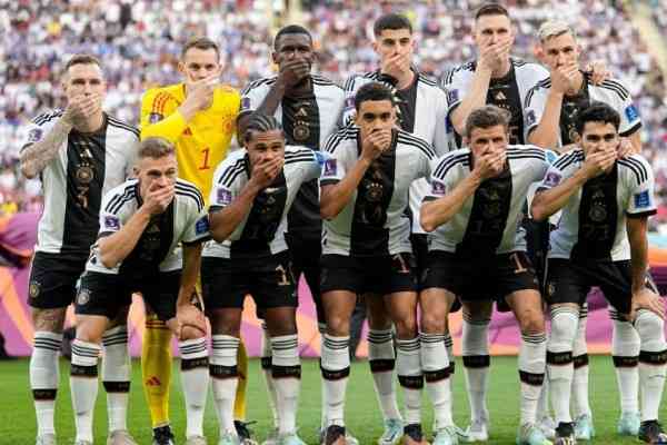 Aksi yang dilakukan tim nasional Jerman untuk FIFA World Cup Qatar 2022 untuk memprotes larangan kampanye LGBTQ+ (Sumber Gambar: IDN Times)