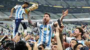 Lionel Messi berhasil membawa Argentina juara Piala Dunia 2022. (REUTERS/KAI PFAFFENBACH) via CNN