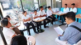 Manager Capital Cafe Abdul Rochim saat melakukan sesi briefing bersama karyawan. / Foto: Effendy Wongso