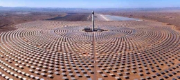 Deskripsi : Kompleks pembangkit listrik tenaga surya terkonsentrasi Noor-Ouarzazate. (Sumber : koran-jakarta.com)
