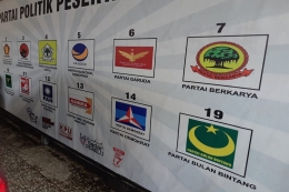 Spanduk dengan gambar partai politik dipasang di depan kantor Komisi Pemilihan Umum (KPU) Kota Serang di Serang, Banten, Jumat (5/4/2019). (KOMPAS/DWI BAYU RADIUS)