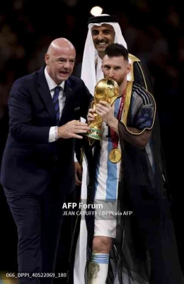  (Lionel Messi Mencium Tropi Piala Dunia Dok: afpforum.com)