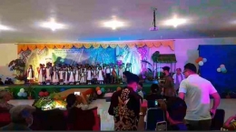 Suasana pengumpulan dana spontan saat siswa SDK Canossa Kupang menampilkan performa terakhir dalam drama musikalisasi (dok pribadi)