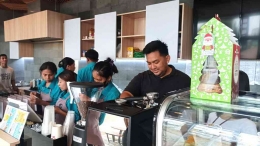 Komisaris BNJ Project Novan Anggara (kanan) saat berada di bartender Capital Cafe.  / Foto: Effendy Wongso