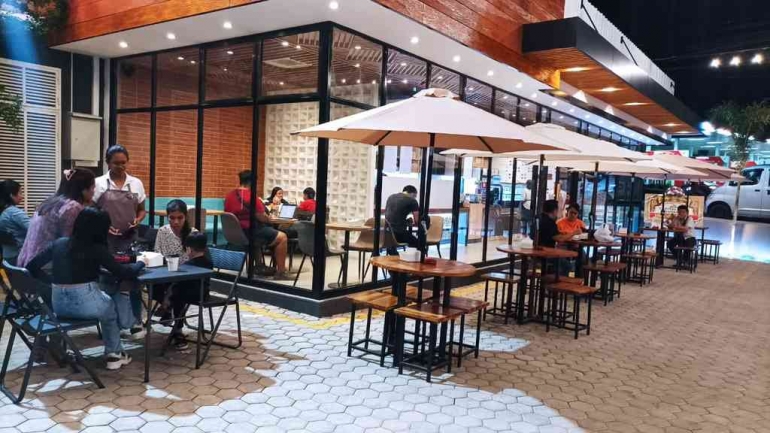 Susana outdoor kafe yang kebanyakan dikunjungi konsumen milenial. / Foto: Effendy Wongso