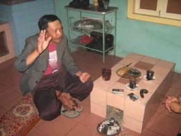 Berbincang dengan Sutomo, Dhukun Pandita Ngadisari di pawon (dapur) rumahnya.| Dokumentasi penulis