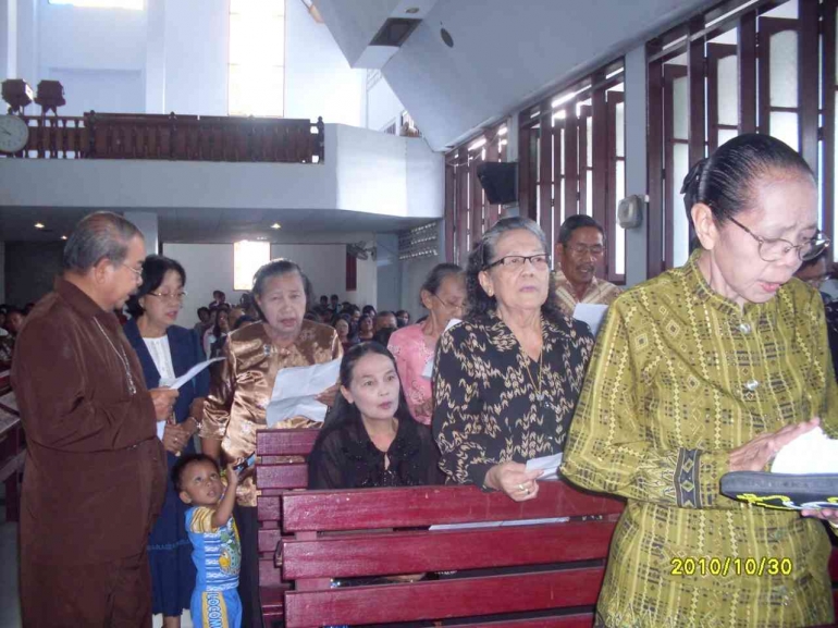 Niel menemani Ibu bernyanyi di Gereja bersama kelompok Lansia