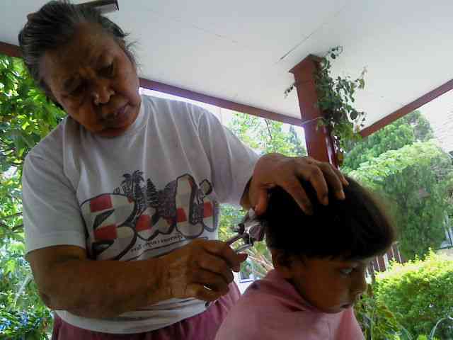 Ibu sedang menggunting rambut Niel