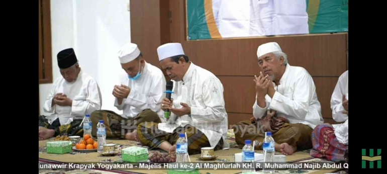 Pembacaan do'a Khotmil Qur'an oleh KH. R. Abdul Hamid AQM pada Peringatan Haul KH. R. Muhammad Najib AQM pada 13/12/22, dok. pribadi