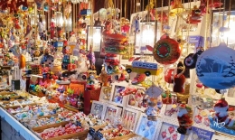 IinHiasan Natal di stan pasar Natal | foto: HennieOberst 