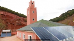 Deskripsi : Salah satu masjid di Maroko yang menggunakan panel surya. (Sumber : bbc.com)