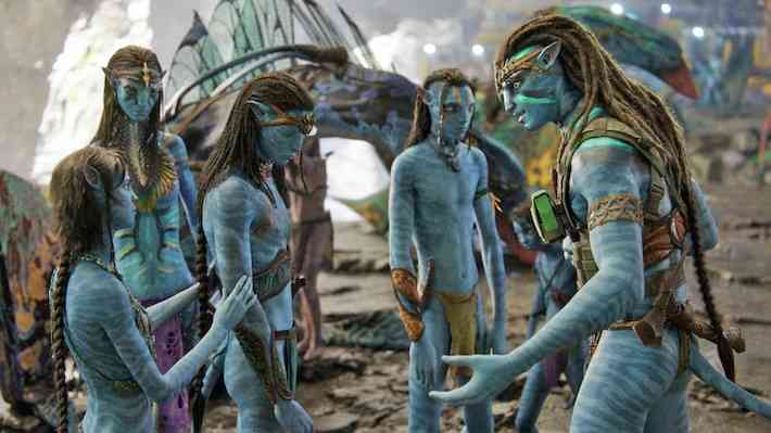 Keluarga Sully dari kiri: Kiri, Neytiri, Neteyam, Lo'ak, Tuk dan Sully. (sumber foto: Inverse / 20th Century)