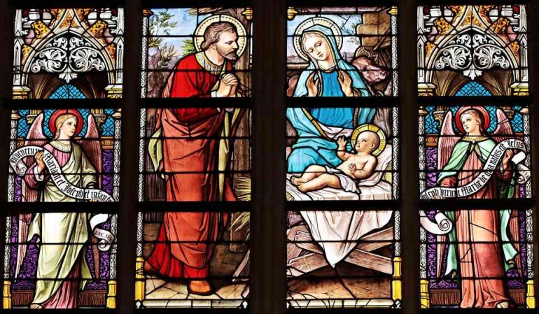 Lukisan pada jendela-jendela gereja tentang kelahiran Tuhan Yesus Kristus. Sumber: Pixabay / NoName_13
