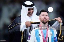 Lionel Messi dipakaikan bisht oleh Emir Qatar, Tamim bin Hamad Al Thani. (Sumber: Jose Breton/Pics Action/NurPhoto via Getty Images) 
