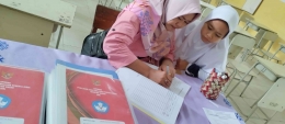 Proses pembagian rapor siswa kepada orangtua atau wali murid di sekolah (foto Akbar Pitopang)
