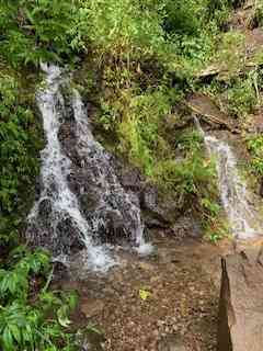 Air terjun kecil yang kami lewati (dokpri)