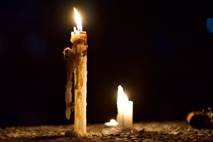 Malamku selalu indah ditemani sinar temaram lilin-lilin kecil.  (Sumber: pixabay.com/Patricio Hurtado)