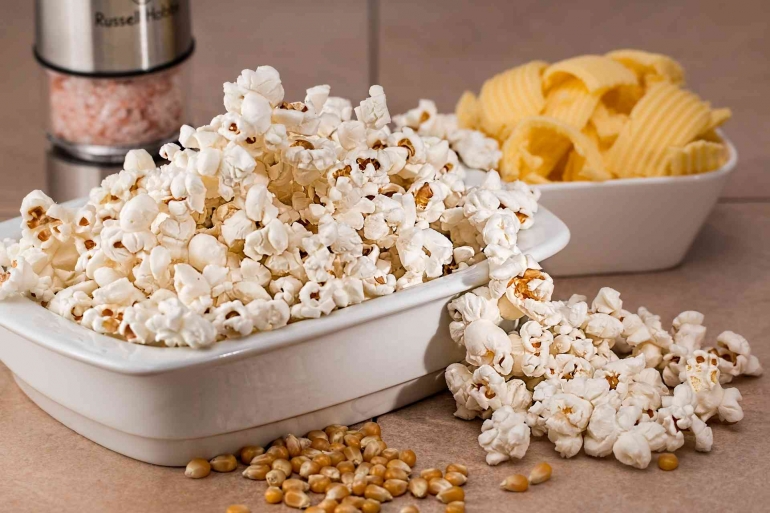 Ketika kita ingin menyantap popcorn dan makanan asin lainnya, berarti elektrolit tubuh terganggu. (Sumber: Steve Buissinne/Pixabay)
