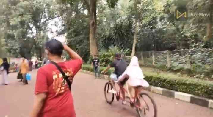 Pengunjung TMR menggunakan sepeda ganda (dok. Martha Weda) 