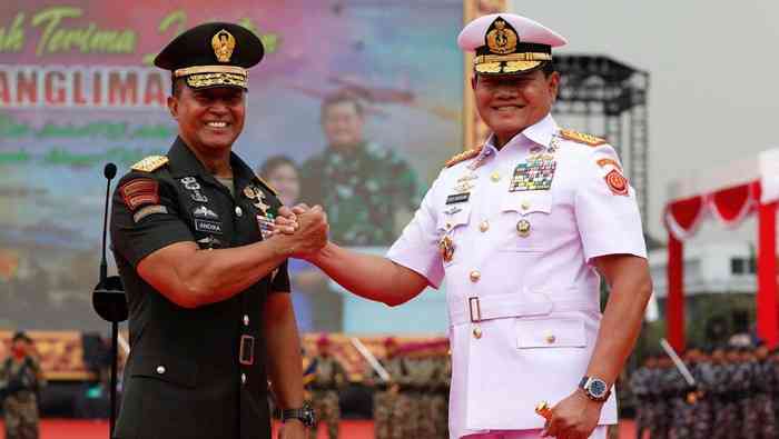 Jenderal TNI Andika Perkasa dan Jenderal TNI Yudo Margono seusai sertijab Panglima TNI, Selasa (20/12) di Mabes TNI, Cilangkap.(Foto: Detik.com).