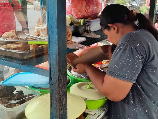 Melayani pembeli (foto: dokumentasi pribadi)