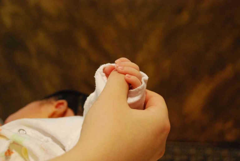 Ilustrasi gambar oleh Pixabay dari cartersbebemom /12 images. Seorang bayi yang digenggam tangannya oleh ibunya