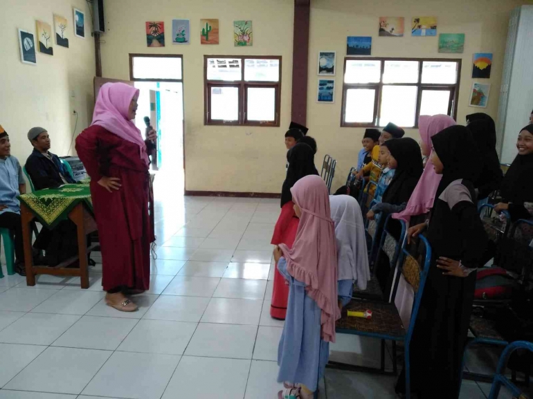 Kak Yulia mengajak bermain games bersama untuk menguji kefokusan anak-anak. Gambar Dokat