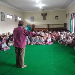 Kak Sidik memulai dengan dongeng tentang Rasul dan pesan-pesan kebaikan. Gambar Selsa