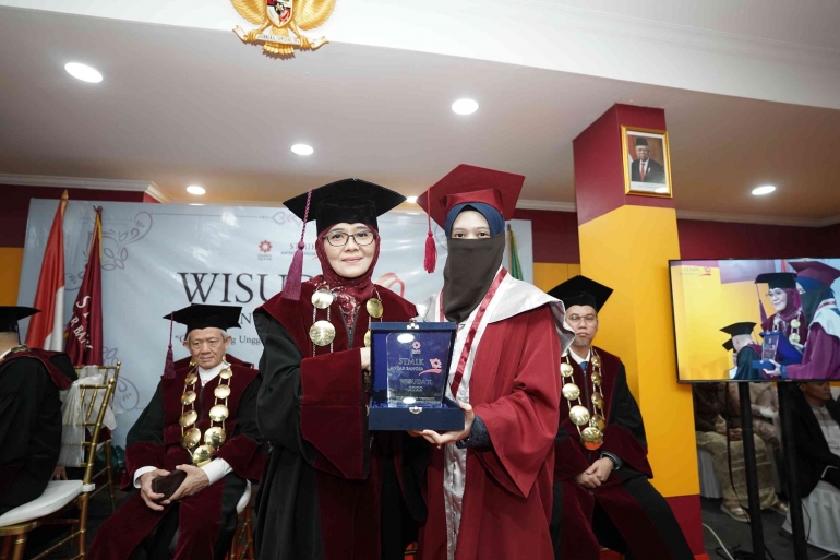 Yuna (kanan) bersama Dr. Hj. Nur Diana Dewi, M.E (kiri) saat Penyerahan Wisudawan Terbaik (Dokpri)