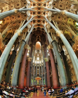 Interior Sagrada Familia. Sumber: dokumentasi pribadi