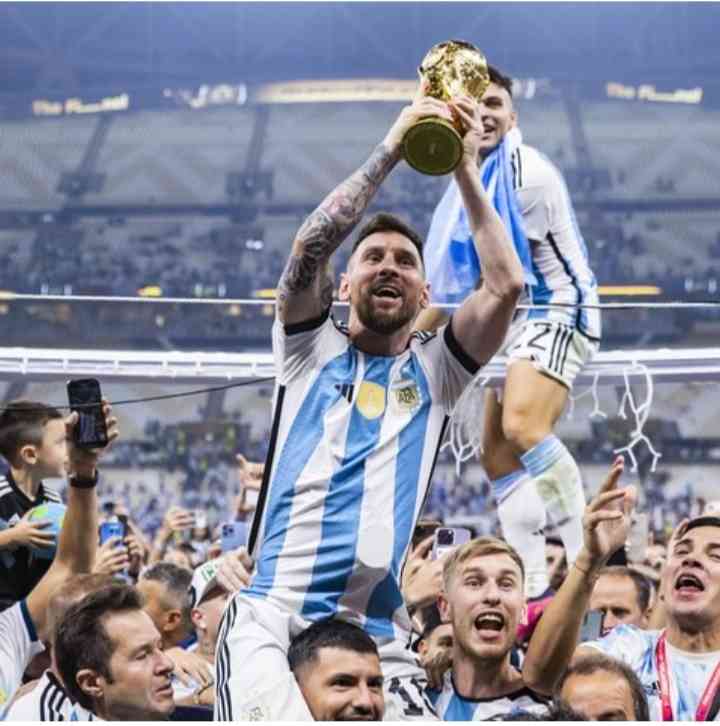 Lionel Messi mengangkat Trophy Piala Dunia 2022 (foto:dpa/picture alliance via Getty I.)