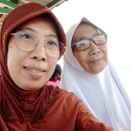 Foto bersama ibu ketika berakhir pekan di Rowo Jombor. Dokpri Yuliyanti