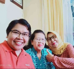 Foto kenangan Ibu dan Kakak tiriku Hj. Tuti Darno (Juni 2019) | Dok. Pribadi 