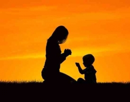 Ibu mendidik anak untuk berdoa sejak anak usia dini (dok foto: pixabay.com)