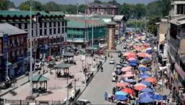 Setelah menurunnya terorisme dalam tiga tahun terakhir, masyarakat memadati sebuah kota di Jammu dan Kashmir. | Sumber: zeenews.india.com