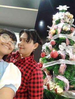 Foto Ibuku dan adiku di pohon natal (Sumber: Dokumentasi Pribadi)